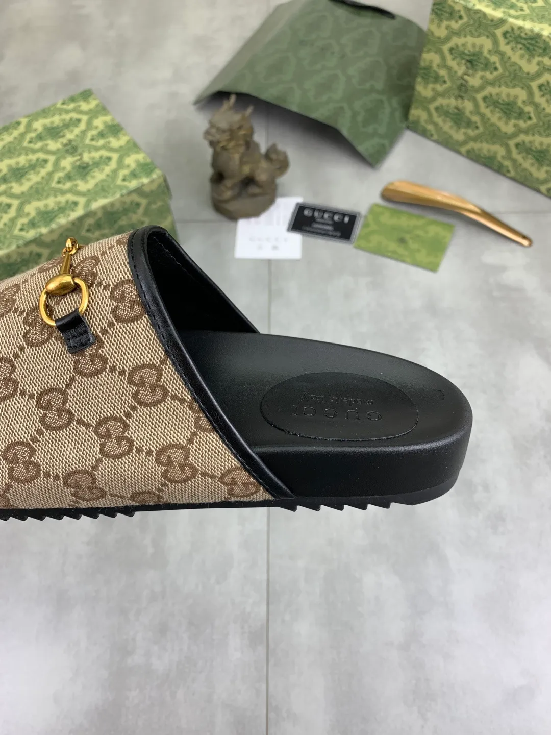 Men's shoes💰P340 💰[New model] Gucci half-drag business leather shoes hot selection (Gucci) official website latest Gucci half-drag business leather shoes, hot style 💥The version is simple and elegant, exclusive for trendy men. Unique official website latest brand original double G Embossed elements 👑 Original Gucci decoration, fashionable and elegant, original calfskin fabric ✅ Fully imported first-layer cowhide lining, wear-resistant, rubber business outsole specified on the official website, actual shot of the classic model at the counter 🎬 Size: 35-44 5⃣️colors available